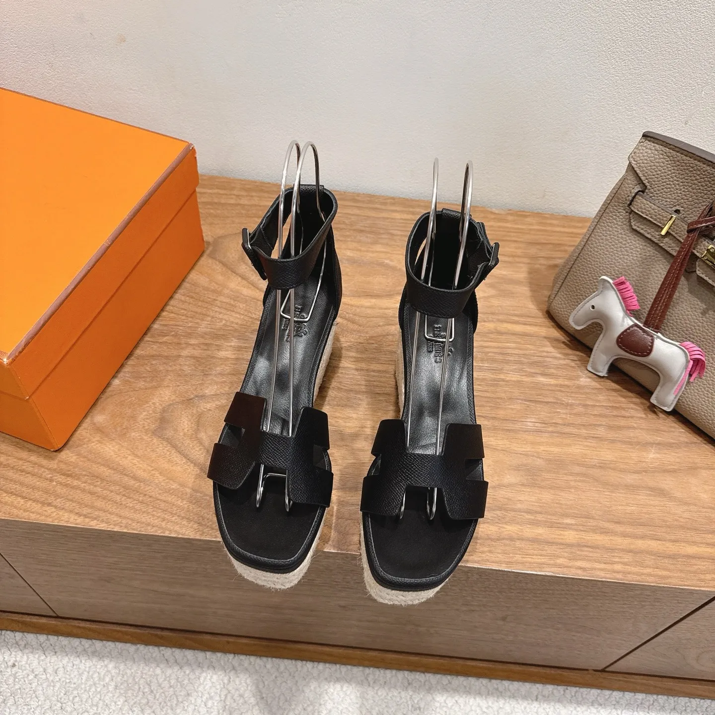 👟👟Ex-factory price 720👟👟 Hermes... a Eclair 2025 new color + popular series, the version is super positive, with a certain thickness, which makes the legs longer! Breathable, comfortable calfskin, spring and summer color matching, this item is both beautiful and comfortable! Channel supply code size: 35-39 can be ordered as 40.41 with airplane box ➕20